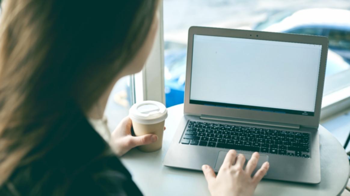 Professionelle Webanalyse-Sitzung mit detaillierter Traffic-Optimierung